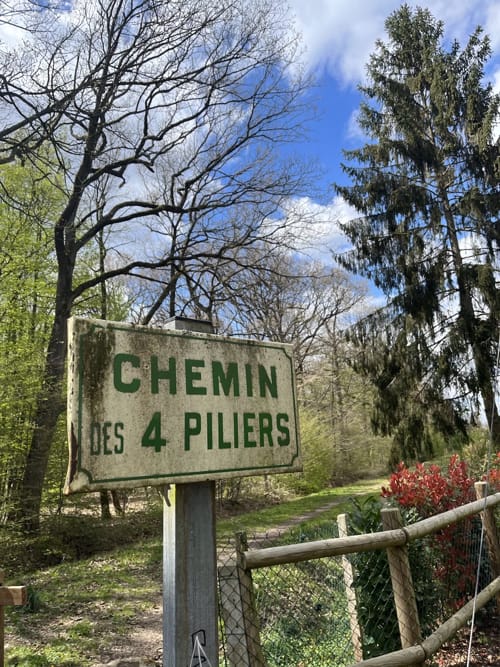 panneau indicateur "chemin des 4 piliers"