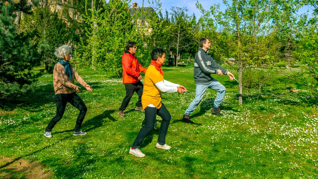 4 pratiquant de tai chi qi gong et Stretching postural à Paris 75